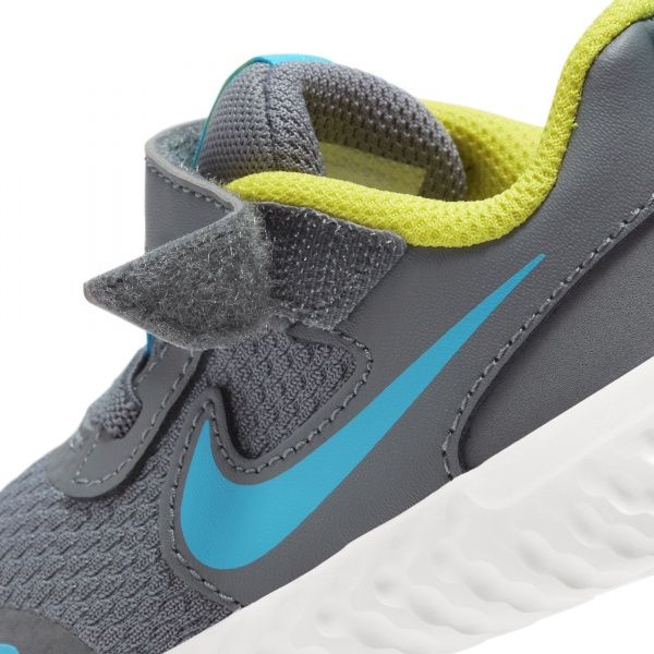 Кроссовки Nike NIKE REVOLUTION 5 BQ5673-019 р.US 7C серый