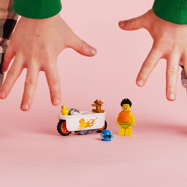 Конструктор LEGO City каскадерський мотоцикл для гри у ванні 60333