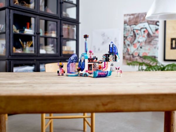 Конструктор LEGO Movie Красочный праздничный автобус 70828