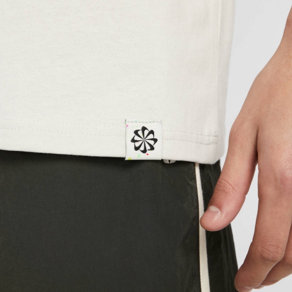 Футболка Nike M NSW SUST GRAPHIC TEE 2 DN5137-072 р.L світло-сірий