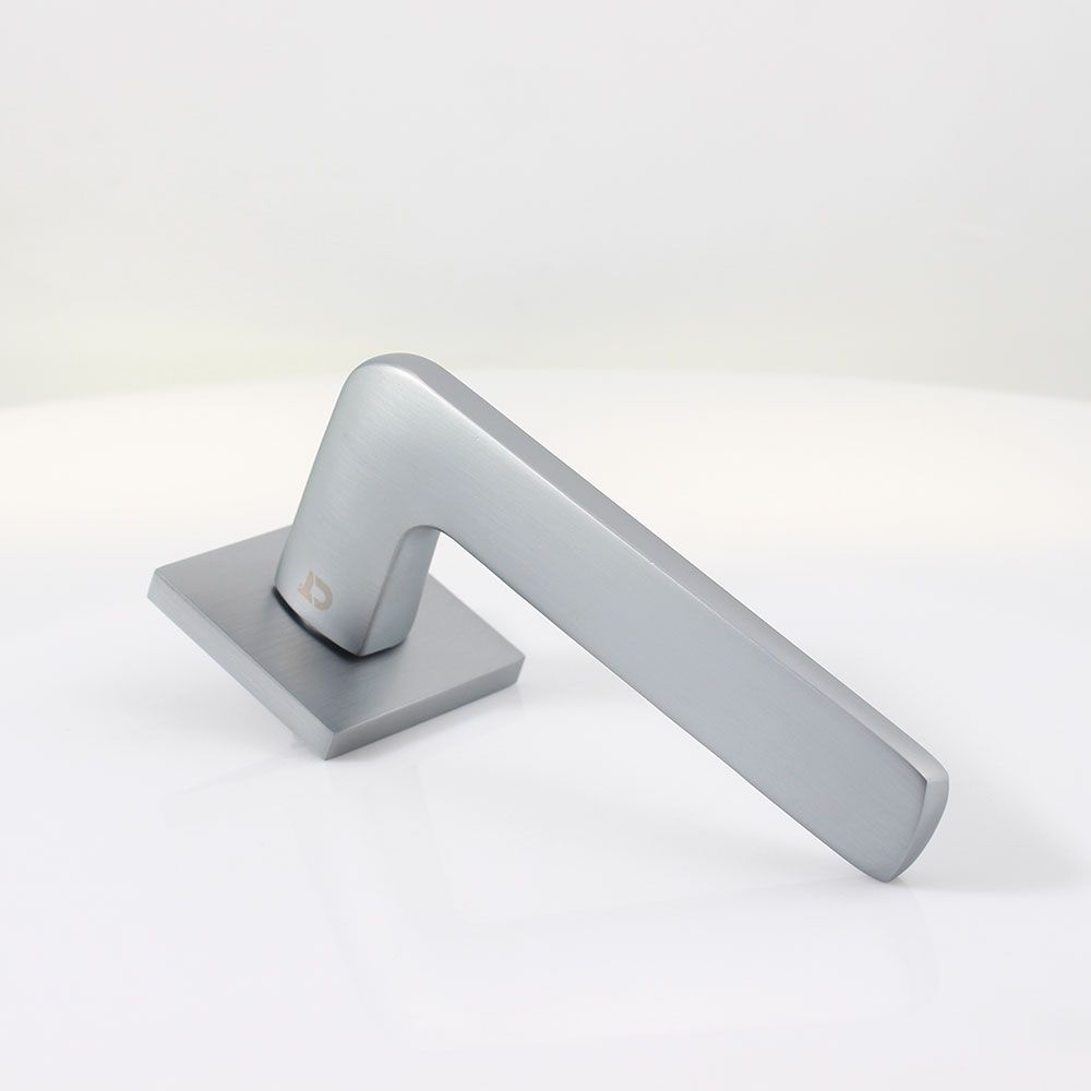 Ручка на розетке Comit Nox Q брашированный матовый хром