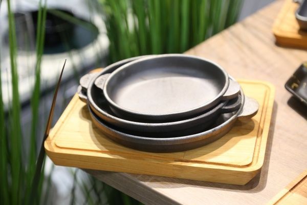 Сковорода чавунна з дощечкою 18x2,5 см 559-011 Brizoll