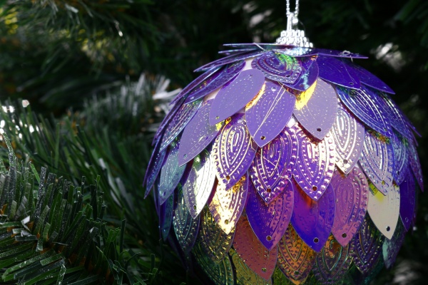 Ялинкова іграшка у формі кулі з паєтками 10 см в асортименті CAA125170 