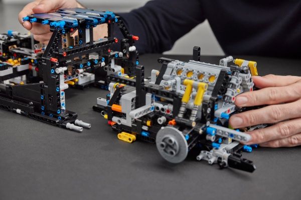 Конструктор LEGO Technic Bugatti Chiron 42083