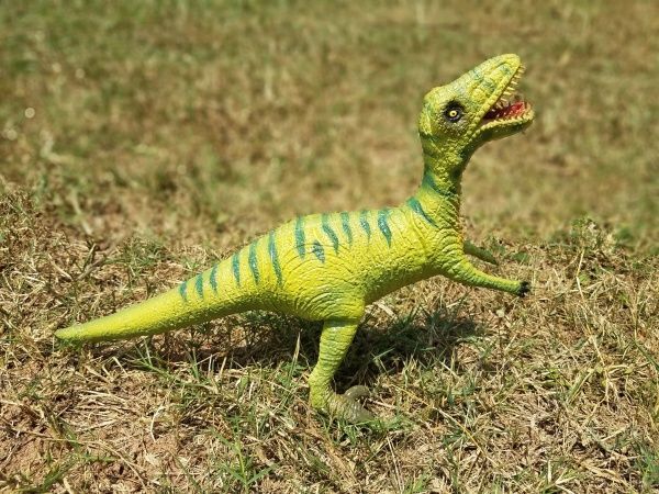 Динозавр Lanka Novelties Велоцираптор зеленый 32 см 21192 