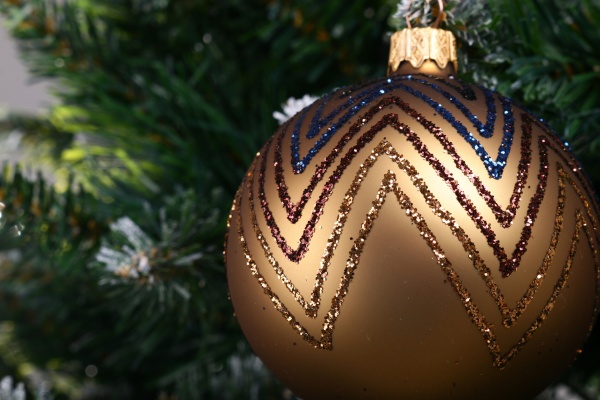 Елочная игрушка в форме шара геометрическим рисунком 8 см в ассортименте 