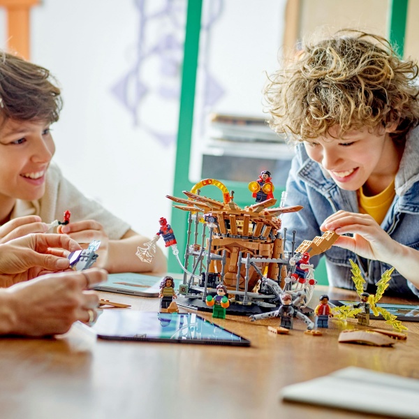 Конструктор LEGO Super Heroes Marvel Решающее сражение Человека-Паука 76261