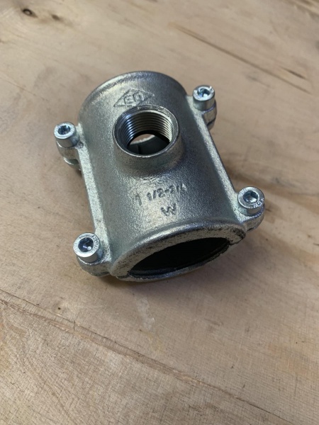 Хомут-врізка Atusa оцинкований (білий чавун) O1 1/2 х 3/4