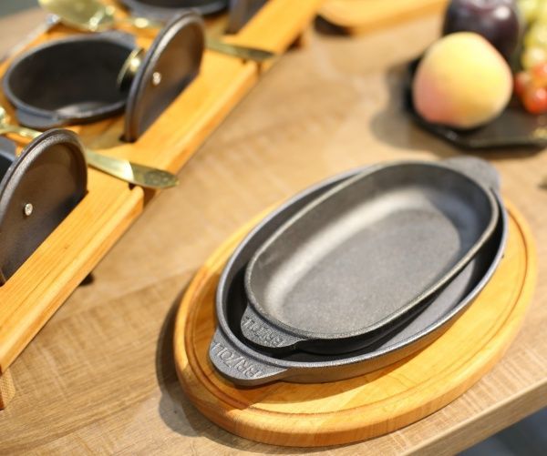 Сковорода чавунна овальна з підставкою 220х140х25 мм HoReCa Brizoll