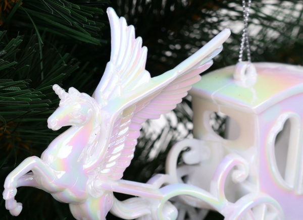 Подвеска пластиковая Лошадь с каретой 15 см белый EPI-F19620196