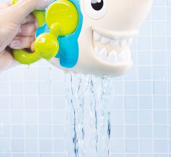 Игрушка Bebelino Акула. Крути и брызгай 58078