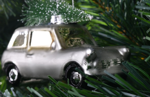 Ялинкова іграшка у формі автомобіля з ялинкою 4,5 см 