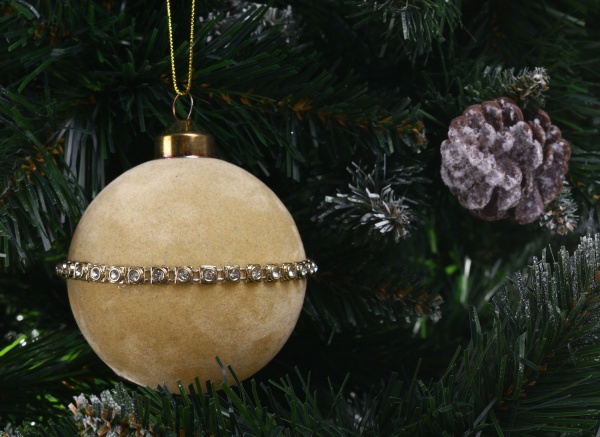 Елочная игрушка в форме шара с бусинами 8 см 