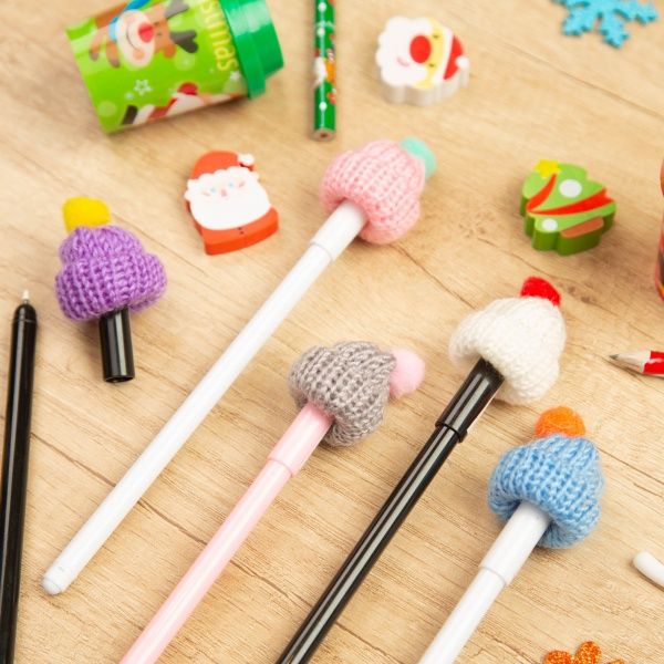 Ручка гелевая Шапка с фиолетовым помпоном 