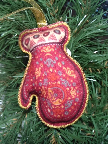 Подвеска фетровая Варежка бордо 8,5 см