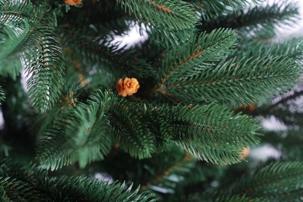 Елка искусственная Рождественская с шишками 1.8 м литая зеленый 