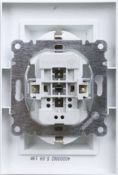 Розетка подвійна із заземленням Makel Karea без шторок без кришки білий