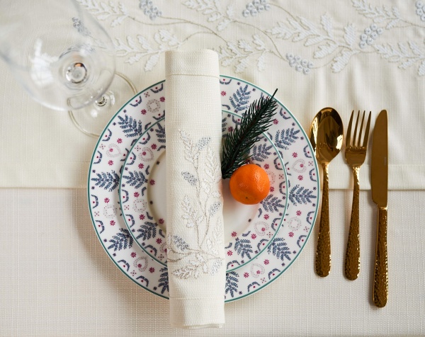 Дорожка на стол Золотые цветы 40x140 см бежевый 