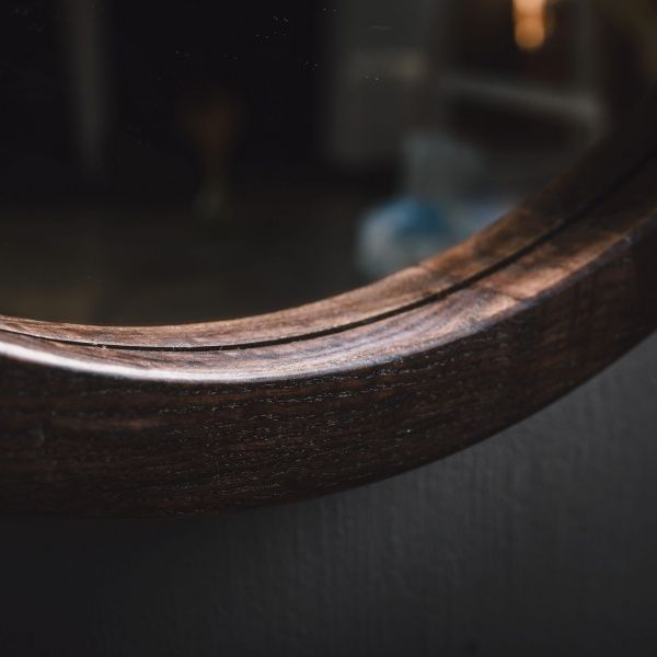 Зеркало настенное SG Black water D600 мм на кожаном ремне в раме ясень венге 