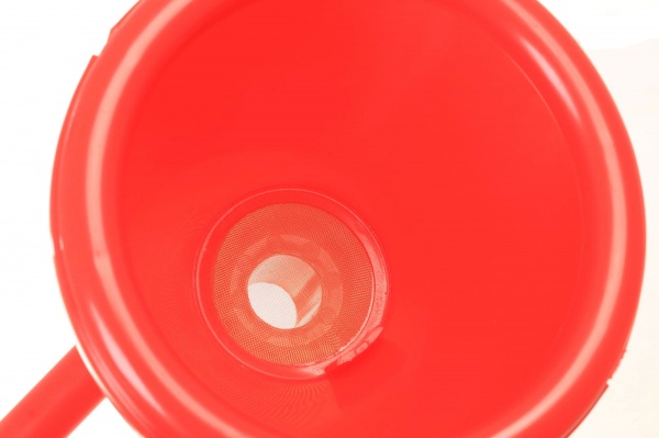 Лейка автомобильная с сеткой в индивидуальной упаковке