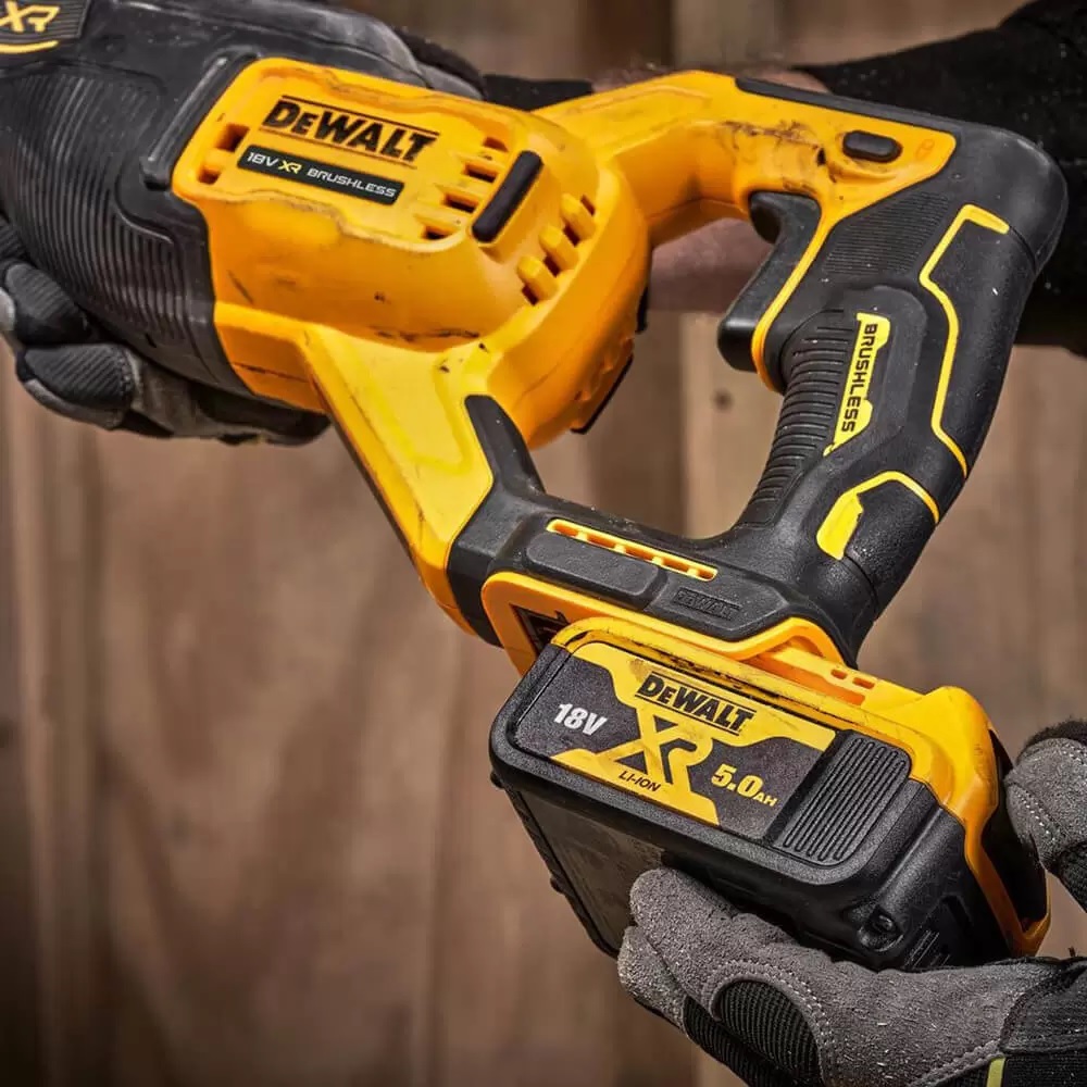 Пила сабельная DeWalt DCS382N