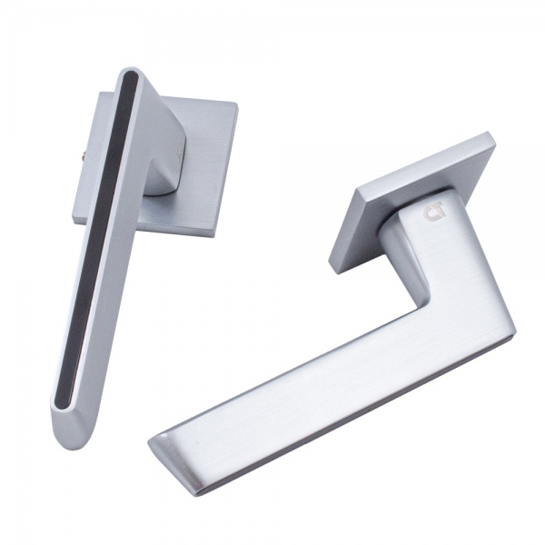 Ручка на розетці Comit Club без замикання матовий хром із чорним