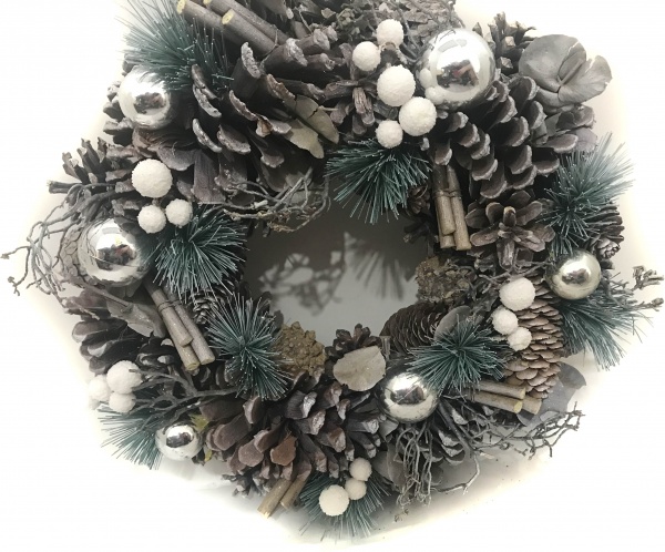 Вінок новорічний з шишками, кульками та хвоєю d350 мм EPI-7005160444 