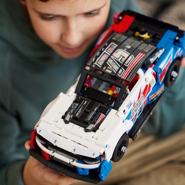 Конструктор LEGO Technic NASCAR® Next Gen Chevrolet Camaro ZL1 42153