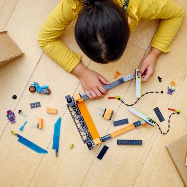 Конструктор LEGO City Каскадерське завдання «Клинок» 60340