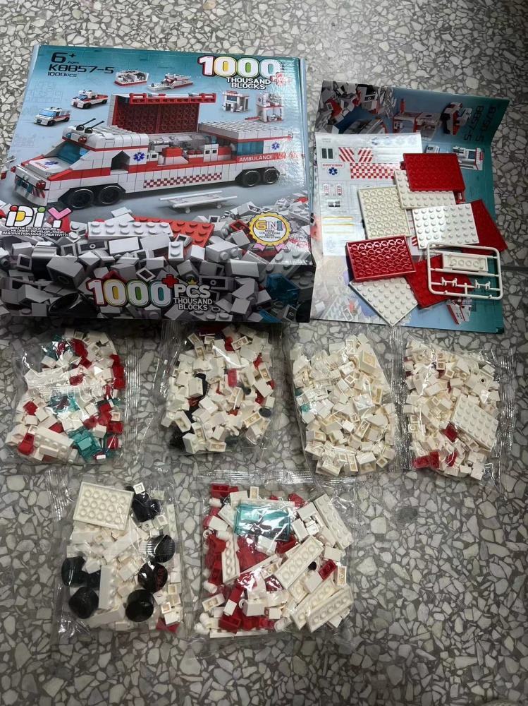 Конструктор SHANTOU YISHENG Скорая помощь 1000 деталей K8857-5