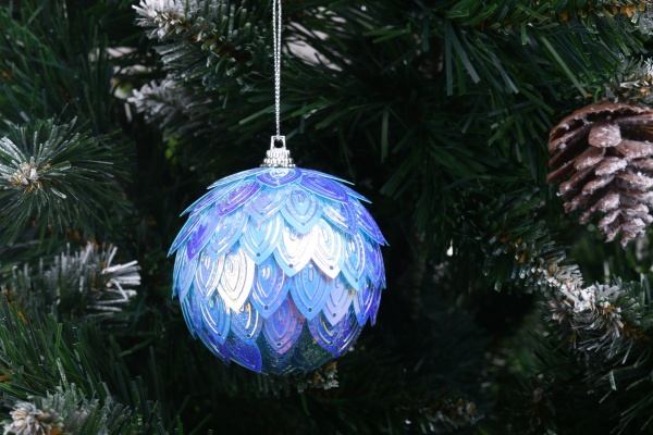 Ялинкова іграшка в форме шара с пайетками в ассортименте 8 см CAA125130 