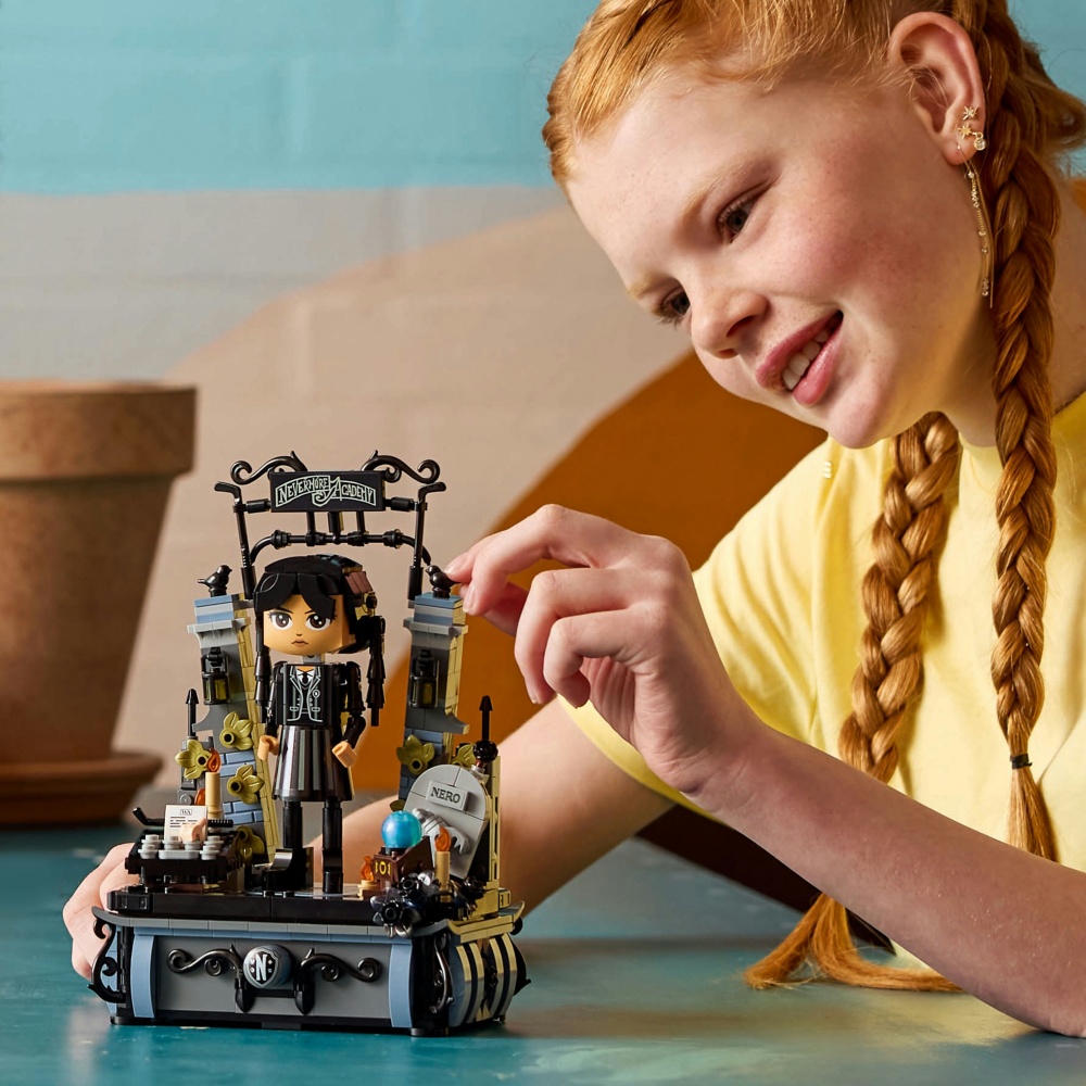 Конструктор LEGO Wednesday Фігурка Венздей Аддамс 76780