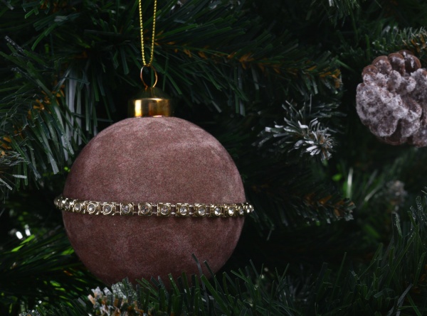 Елочная игрушка в форме шара с бусинами 8 см 