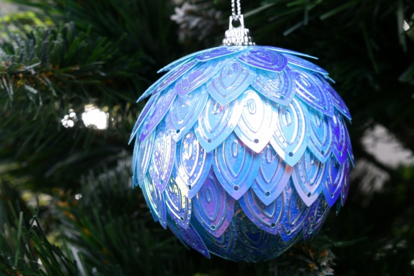 Ялинкова іграшка в форме шара с пайетками в ассортименте 8 см CAA125130 