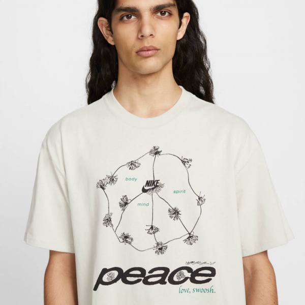 Футболка Nike M NSW SUST GRAPHIC TEE 2 DN5137-072 р.S світло-сірий