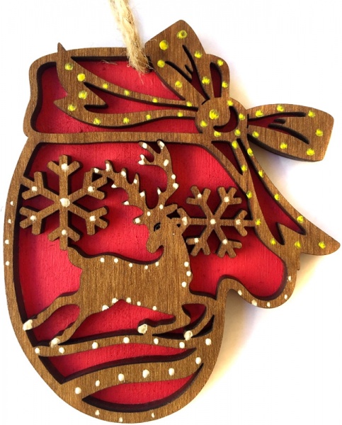 Подвеска Оберег олень со снежинками 9,5 см разноцветный 1220344