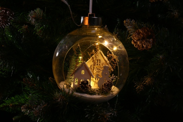 Елочная игрушка с подсветкой в форме шара с домом на 5 светодиодов в ассортименте 18,5 см 