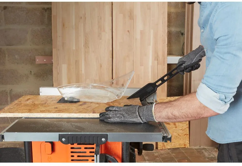 Пила торцовочная Black+Decker BES720