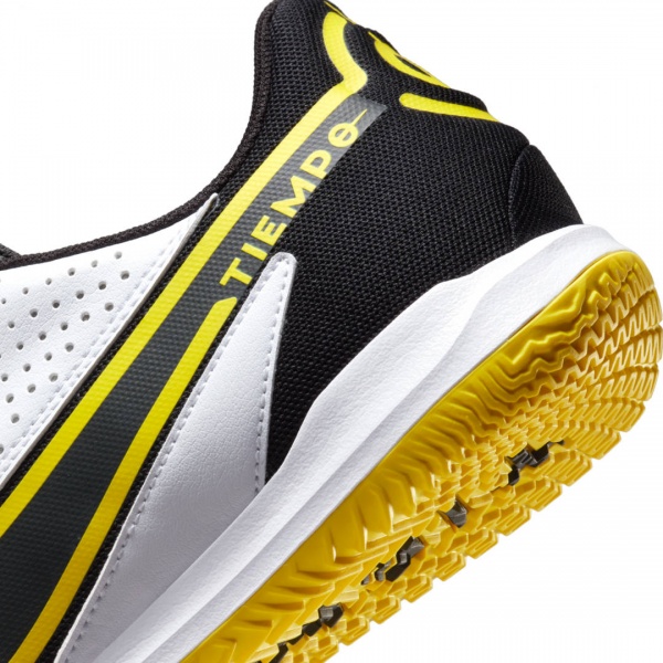 Футзальне взуття Nike Tiempo Legend 9 Academy IC DA1190-107 р.US 10,5 білий