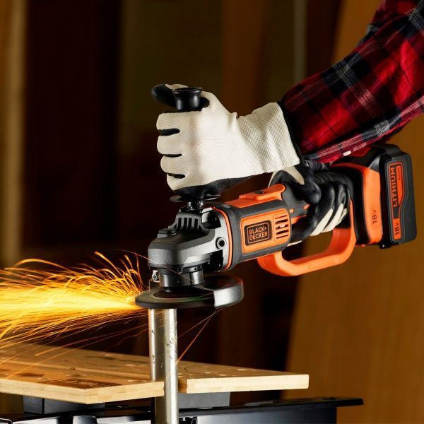 Болгарка (угловая шлифмашина) Black+Decker BCG720M1