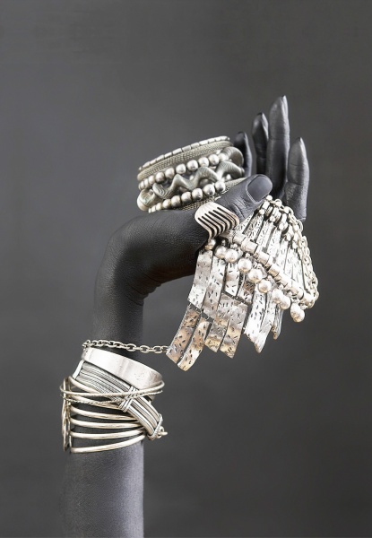 Репродукция Рука с серебром 50х80 80x50 см Арт Фемелі 