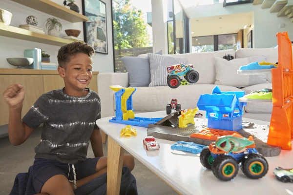 Игровой набор Hot Wheels Приключения на станции серии Monster Trucks HFB12