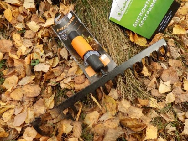 Грабли зубчатые Fiskars для почвы 14 зубов 135511
