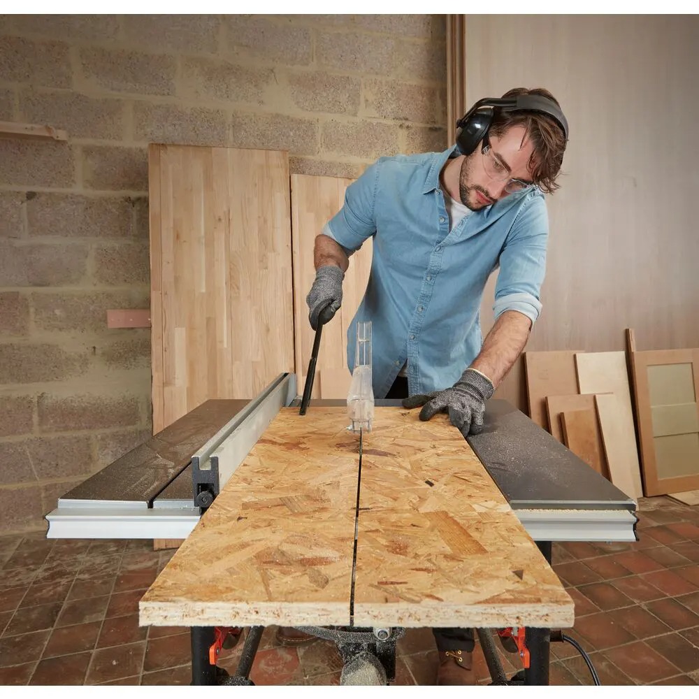 Пила торцовочная Black+Decker BES720