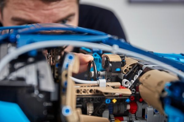 Конструктор LEGO Technic Bugatti Chiron 42083