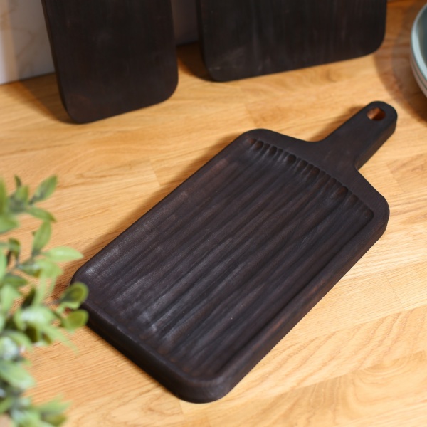 Дошка сервірувальна чорна рельєфна з ручкою 37х20 см Tarkus