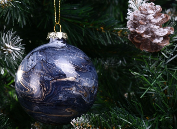 Елочная игрушка в форме шара с мраморным рисунком 8 см 