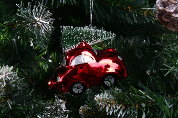 Ялинкова іграшка у формі автомобіля з ялинкою 4,5 см 