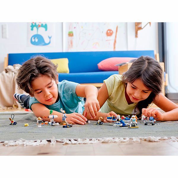 Конструктор LEGO City Набор фигурок: Разработки и исследования в области космической техники 60230