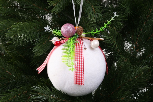 Шар новогодний с декором HF20H0212 d 120 мм белый